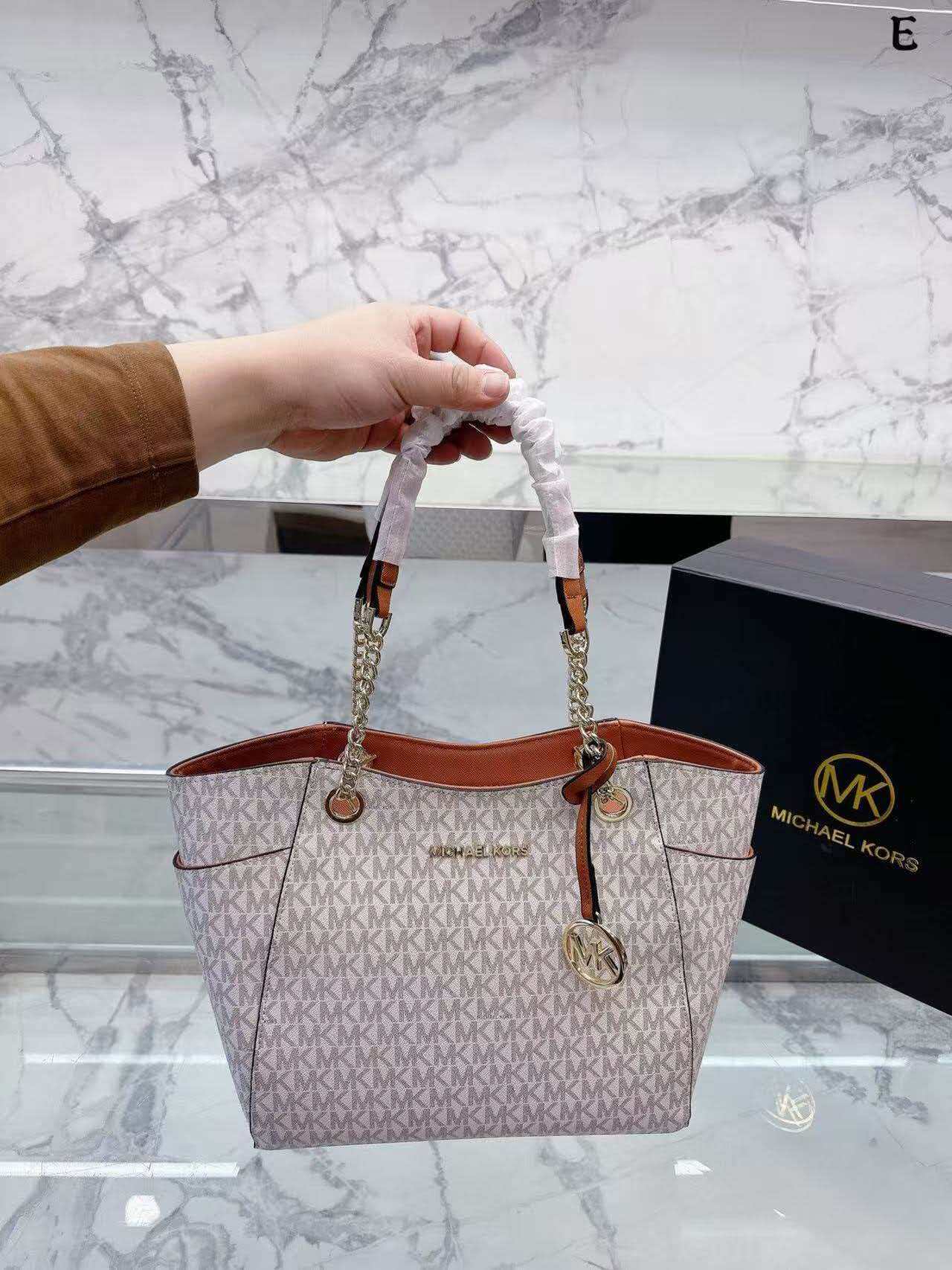 حقيبة سفر مايكل كورس جيت سيت 2 - مراجعة Women'S Bags Of Michael Kors وسعره