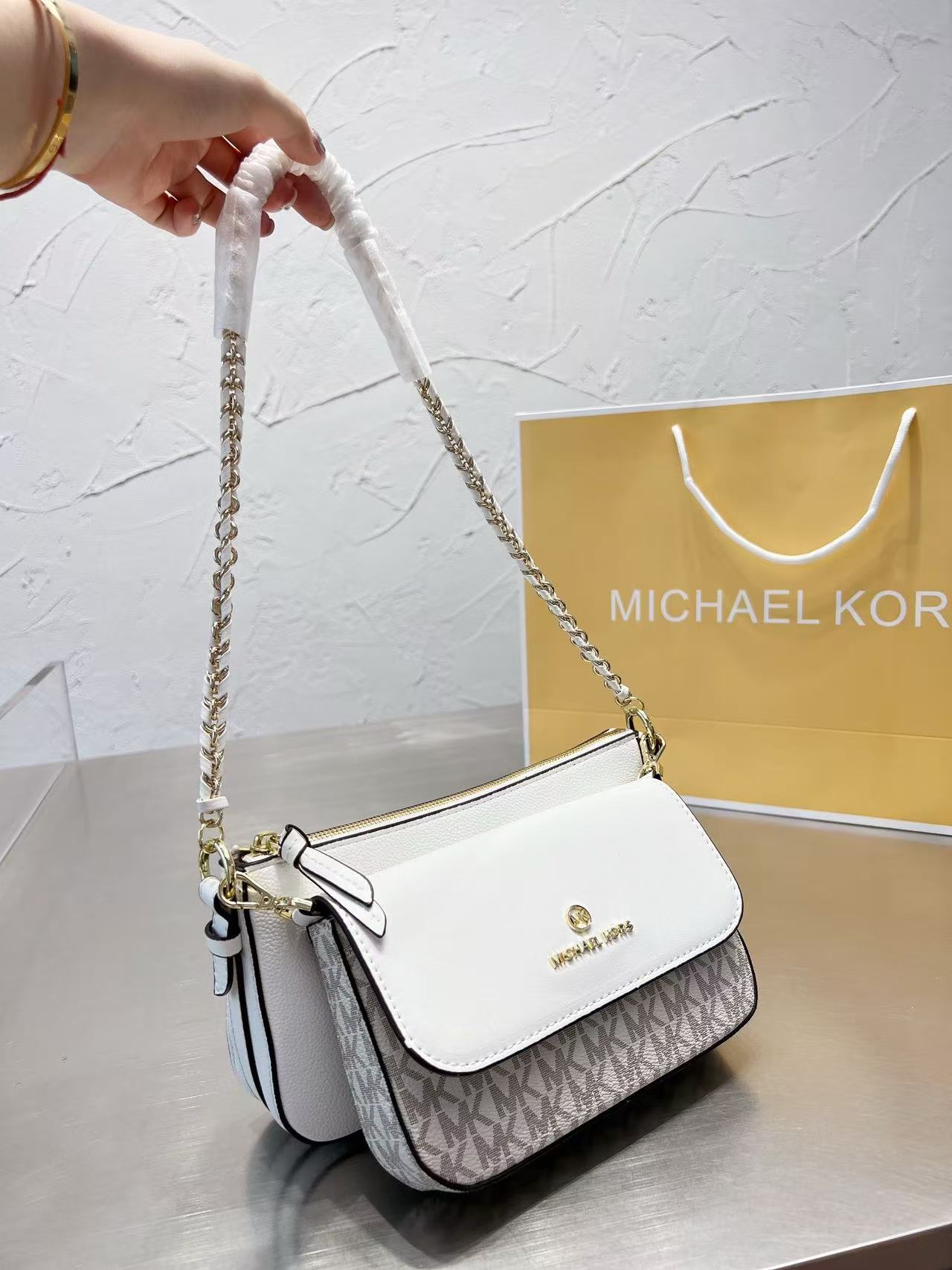 حقيبة كتف وحقيبة كروس بودي كبي - مراجعة Women'S Bags Of Michael Kors وسعره
