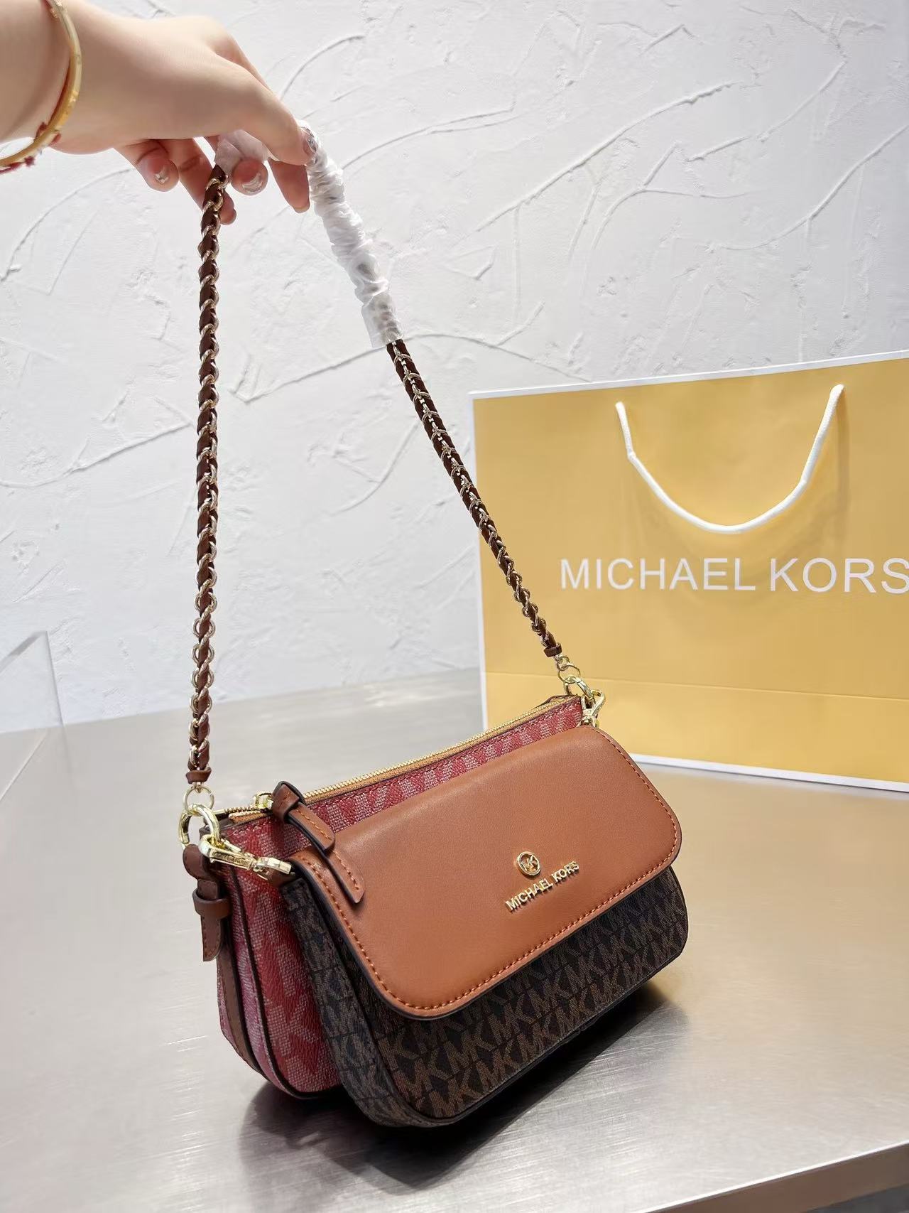 حقيبة كتف وحقيبة كروس بودي كبي - مراجعة Women'S Bags Of Michael Kors وسعره