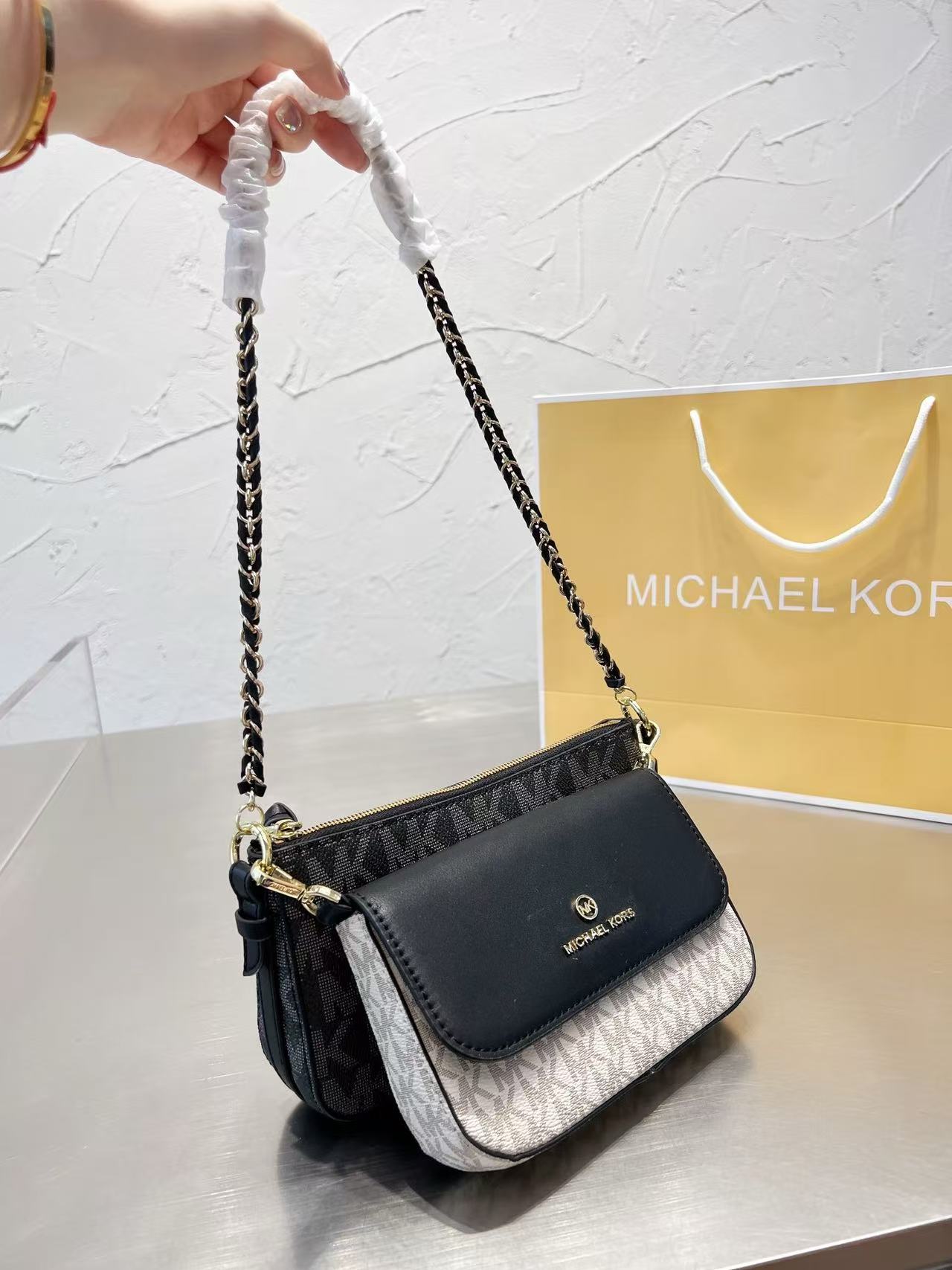 حقيبة كتف وحقيبة كروس بودي كبي - مراجعة Women'S Bags Of Michael Kors وسعره