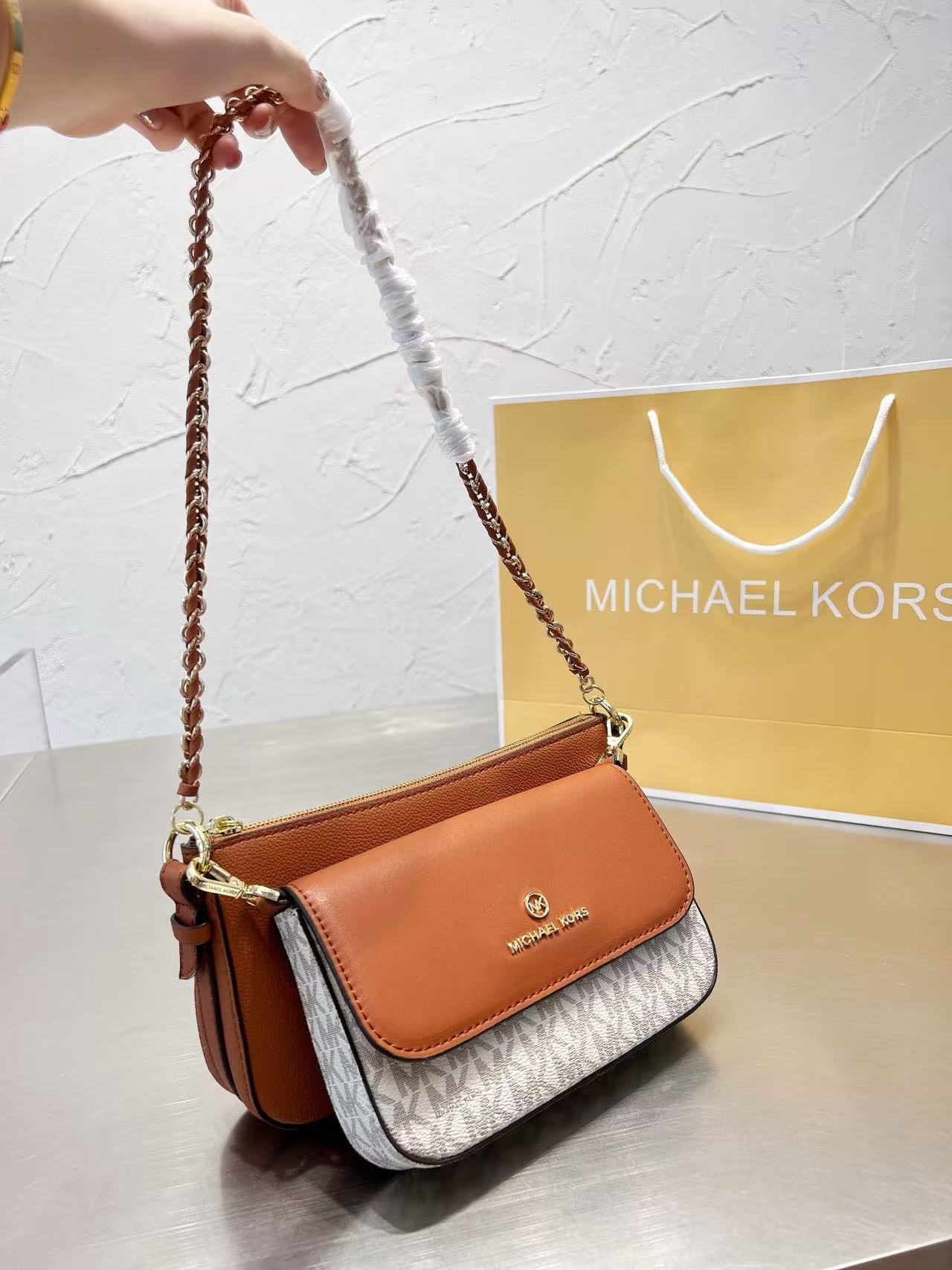 حقيبة كتف وحقيبة كروس بودي كبي - مراجعة Women'S Bags Of Michael Kors وسعره